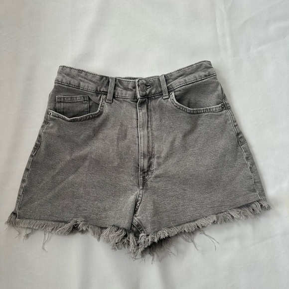 H&M Gray Frayed Hem Jean Shorts size 6 - Picture 1 of 4